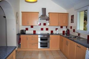 Kuchyňa alebo kuchynka v ubytovaní Maison bretonne rénovée avec WIFI et jardin clos à LANDRELLEC ref 249