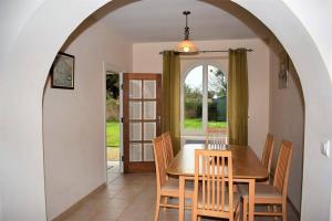 Posedenie v ubytovaní Maison bretonne rénovée avec WIFI et jardin clos à LANDRELLEC ref 249