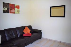 Posedenie v ubytovaní Maison bretonne rénovée avec WIFI et jardin clos à LANDRELLEC ref 249