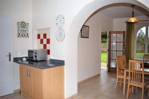 Kuchyňa alebo kuchynka v ubytovaní Maison bretonne rénovée avec WIFI et jardin clos à LANDRELLEC ref 249