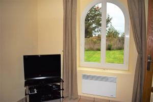 Televízia a/alebo spoločenská miestnosť v ubytovaní Maison bretonne rénovée avec WIFI et jardin clos à LANDRELLEC ref 249