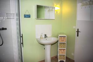 Kúpeľňa v ubytovaní Maison bretonne rénovée avec WIFI et jardin clos à LANDRELLEC ref 249