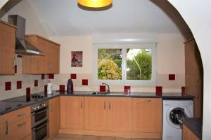 Kuchyňa alebo kuchynka v ubytovaní Maison bretonne rénovée avec WIFI et jardin clos à LANDRELLEC ref 249