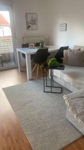 sala de estar con sofá blanco y mesa en Phantasialand Appartement 6 PERS, en Brühl