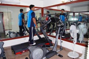 een groep mannen die trainen in een sportschool bij Hotel Vishal Residency in New Delhi
