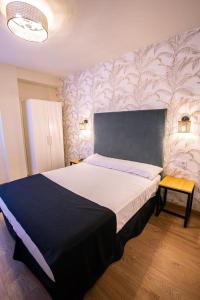 1 dormitorio con 1 cama grande en una habitación en Complejo Roma, en Aldeanueva del Camino