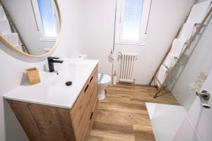 a bathroom with a sink and a mirror at Complejo Roma in Aldeanueva del Camino