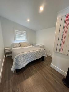 1 dormitorio con 1 cama grande en una habitación en Crimson Crest Cottage, en Grand Bend
