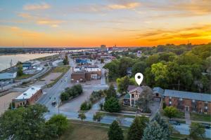uma vista aérea de uma pequena cidade com uma cidade em Lively Mansion of Davenport em Davenport