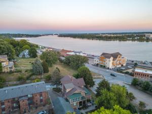 uma vista aérea de uma cidade com um rio e casas em Lively Mansion of Davenport em Davenport