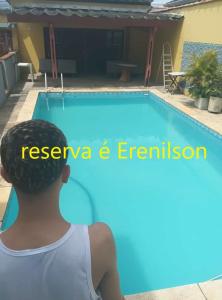Der Swimmingpool an oder in der Nähe von Casa para temporada baixada santista