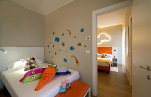 A bed or beds in a room at UNA HOTELS Imperial Beach Hotel