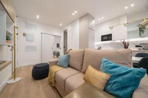 a living room with a couch and a kitchen at Luxury flat Mayor II in Madrid