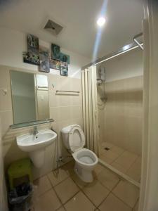 uma casa de banho com um WC, um lavatório e um chuveiro em SnugglePod Condotel - Grand Riviera Suites, US Embassy Manila, Roxas Blvd em Manila