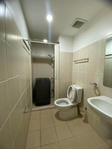 Um banheiro em SnugglePod Condotel - Grand Riviera Suites, US Embassy Manila, Roxas Blvd