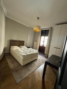 - une chambre avec un lit dans une pièce dotée d'une fenêtre dans l'établissement Appartement Eaux Vives The Happy Place Lake Side, à Genève