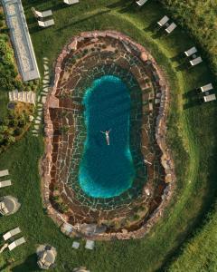una vista aérea de una gran piscina de agua en Santre dolomythic home, en Bresanona