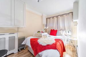 Chic 3-Bed Mews Townhouse By LiveStay Short Lets & Serviced Accommodation St John's Wood With Free WiFi