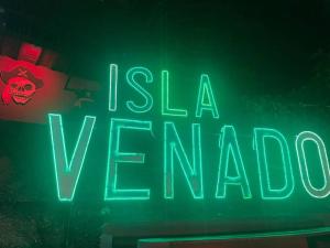 Ein Neonschild, auf dem steht, isla vanguard in der Unterkunft Mágica cabaña en medio del bosque en Isla Venado in Lepanto