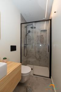 オ・グローベにあるapartamento sol e luaのシャワーとトイレ付きのバスルーム