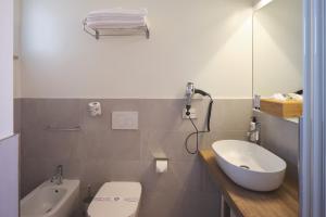 A bathroom at UNA HOTELS Imperial Beach Hotel