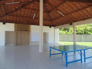 eine Tischtennisplatte in der Mitte eines Zimmers in der Unterkunft Casa em Condomínio Fechado na Praia do Francês in Marechal Deodoro
