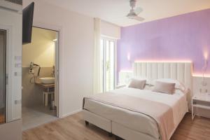 A bed or beds in a room at UNA HOTELS Imperial Beach Hotel