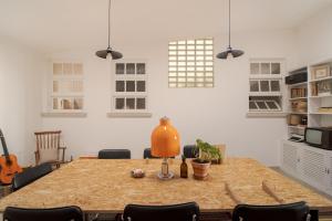 a room with a table with chairs and a guitar at Manas Slowliving - Sines in Sines