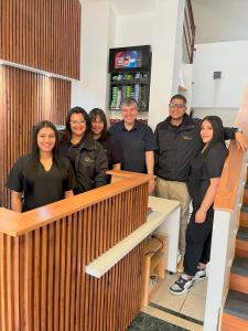 un grupo de personas posando para una foto en un bar en HOTEL DACARLO, en Santiago