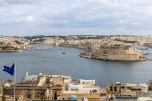 Stylish Valletta Apartment With Spectacular Views في فاليتا: اطلالة على مدينة وجسم ماء