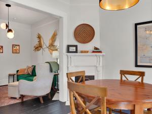 - une salle à manger avec une table, des chaises et un canapé dans l'établissement Hiatus House, à Savannah