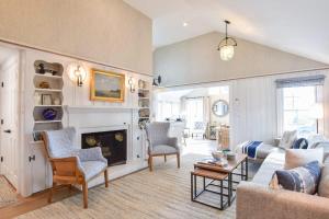 sala de estar con sofá y chimenea en Designed for vacation Easy 0 3 mi walk to Grey Neck Beach, en Harwich