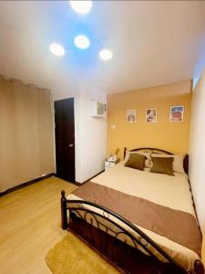 1 dormitorio con 1 cama grande en una habitación en The Hideaway by K&C 1BR, Netflix,PS4, Wifi, en Imus