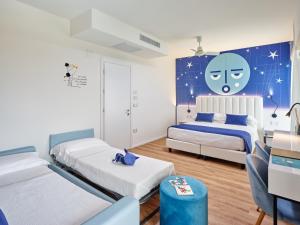 A bed or beds in a room at UNA HOTELS Imperial Beach Hotel