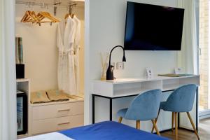 A bed or beds in a room at UNA HOTELS Imperial Beach Hotel