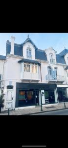 a large white building on the side of a street at Charmant duplex au Pouliguen in Le Pouliguen