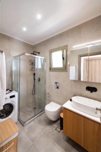 Athanion Sunset House في أثانيون: حمام مع دش ومرحاض ومغسلة