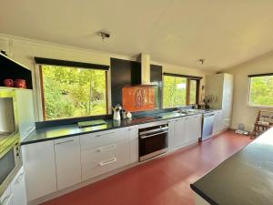 Η κουζίνα ή μικρή κουζίνα στο Kahmahnee - Apollo Bay dog friendly retreat +16 φωτογραφίες