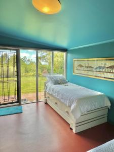 Ένα ή περισσότερα κρεβάτια σε δωμάτιο στο Kahmahnee - Apollo Bay dog friendly retreat