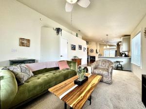 a living room with a green couch and a coffee table at King Bed Retreat, Pet-Friendly, Rancho Cordova in Rancho Cordova