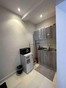 a kitchen with a sink and a refrigerator at شقة فاخرة بتصميم حديث مع دخول ذاتي في الملقا - 11 in Riyadh
