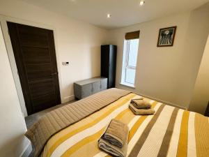 um quarto com uma cama com duas toalhas em Jollys em Sandown