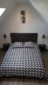 - un grand lit dans une chambre avec deux lampes dans l'établissement JADE ET JENA, à Bazicourt