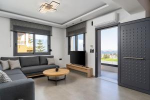 TV a/nebo společenská místnost v ubytování Villa Etoile - With Private Pool and Sauna
