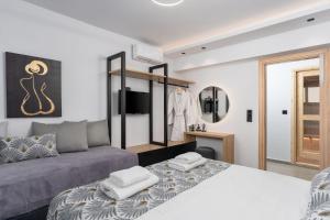 - une chambre avec un lit et 2 serviettes blanches dans l'établissement Villa Etoile - With Heated Pool and Sauna, à Pigi