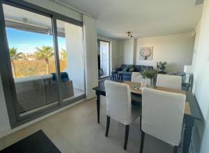 een eetkamer met een tafel, stoelen en een bank bij Sunny Panorama in Torrox