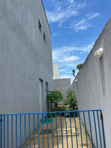 una cerca azul frente a un edificio en Residencial Jasmim, en Palmas