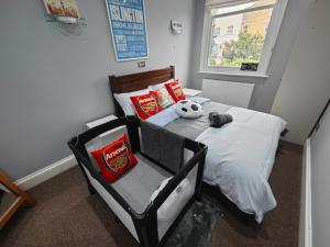 Un dormitorio con una cama con una pelota de fútbol. en LOVELY 1 BEDROOM FLAT IN FINSBURY PARK/EMIRATES STADIUM en Londres