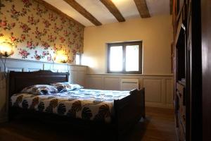 una camera con letto e finestra di Coeur de village - maison de village - au centre - proche vignoble a Scherwiller