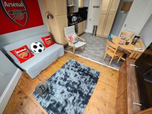 vistas panorámicas a una sala de estar con sofá y mesa en LOVELY 1 BEDROOM FLAT IN FINSBURY PARK/EMIRATES STADIUM en Londres